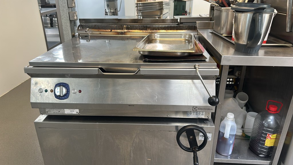 Electrolux tilting bratt pan with handwheel and temperature dial